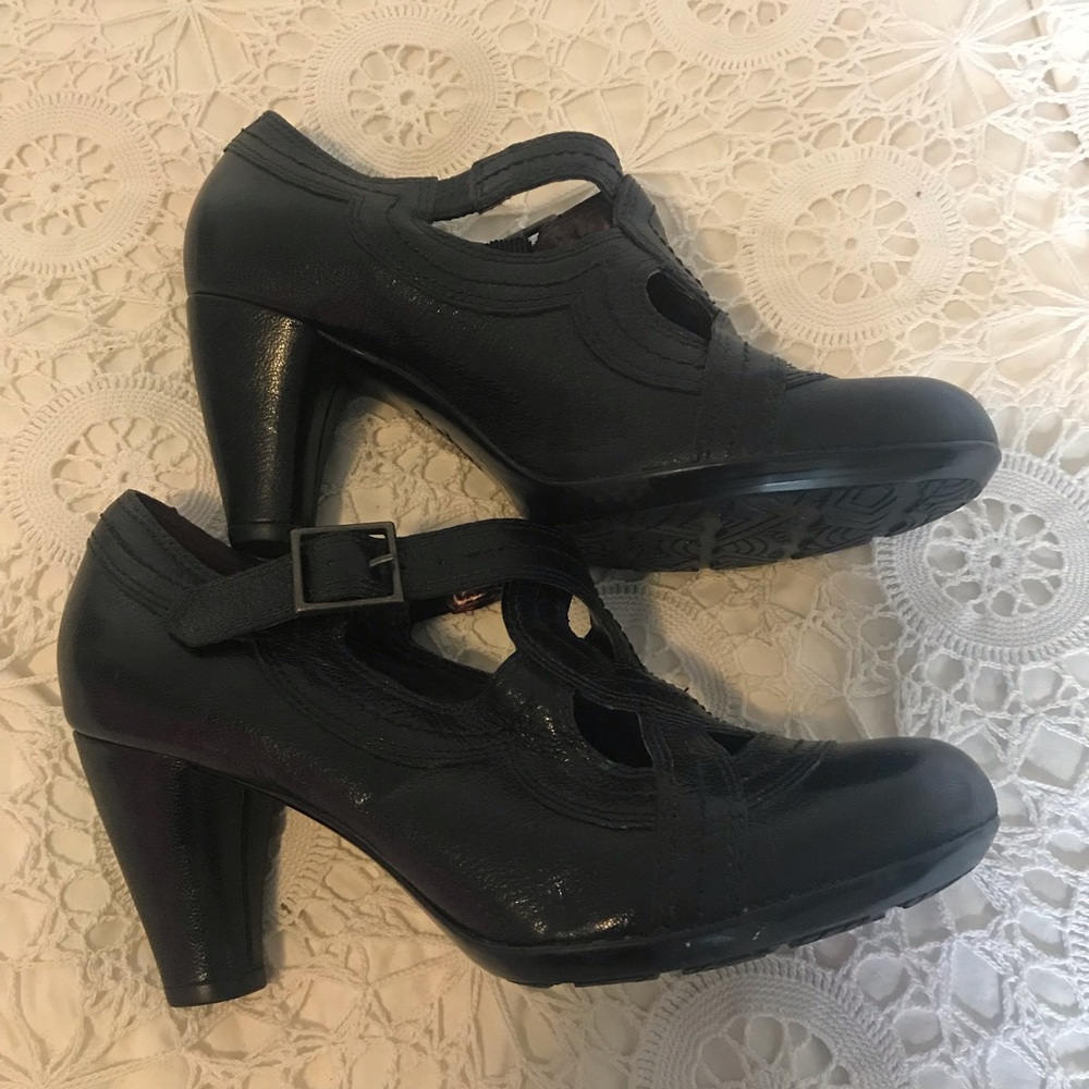 Indigo by Clarks Leather Heels - Size 6.5